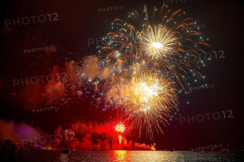 Colourful fireworks in the night sky above Dümmer See annual large fireworks with the name Der Dümmer brennt, festive atmosphere, Hüde, am Dümmer, Lower Saxony, Germany