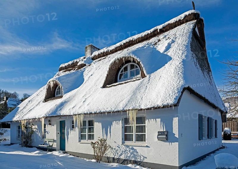 Snowy thatched house, icicles, ice, snow, winter, Sieversen, Samtgemeinde Rosengarten, Lower Saxony, Germany