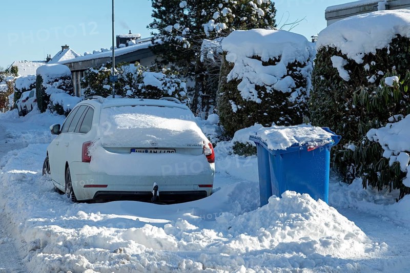 Snowy car, garbage cans, winter, snow, Sieversen, Samtgemeinde Rosengarten, Lower Saxony, Germany