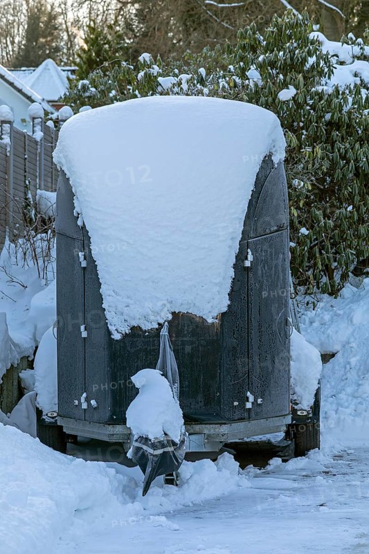 Snowy horse trailer, winter, snow, Sieversen, Samtgemeinde Rosengarten, Lower Saxony, Germany