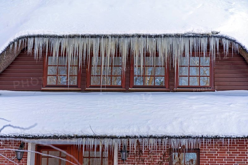 Icicles on a house roof, snow, winter, ice, Sieversen, Samtgemeinde Rosengarten, Lower Saxony, Germany