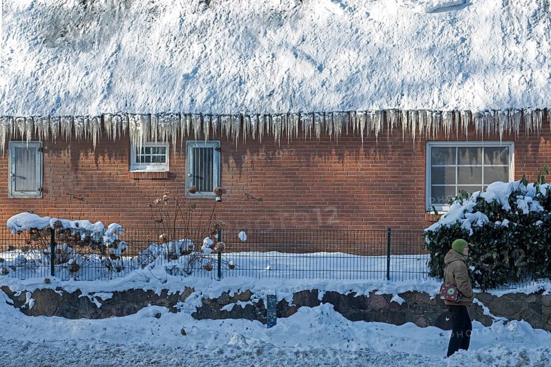 Icicles on a house roof, walker, snow, winter, ice, Sieversen, Samtgemeinde Rosengarten, Lower Saxony, Germany