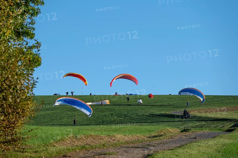 Paragliders practice on a meadow slope, Tauchersreuth, Middle Franconia, Bavaria, Germany