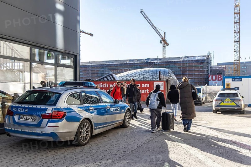 Federal police in Stuttgart Central Station. Because of the Stuttgart 21 construction site, the police are housed in a makeshift service room. Stuttgart, Baden-Württemberg, Germany