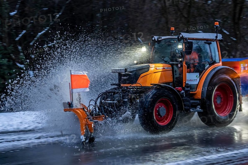 Winter service, spreader and snow plough in use, clears snow and slush from a regional road, Bergisches Land, near Marienheide, North Rhine-Westphalia, Germany