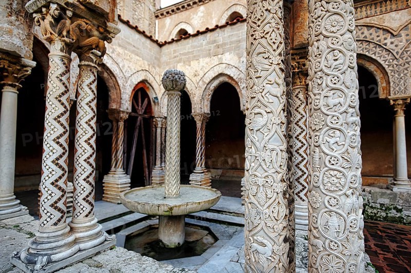 Famous Benedictine monastery cloister, decorated columns, double columns and fountains, Cathedral of Monreale, Santa Maria Nuova, Monreale, Sicily, Southern Italy, Italy