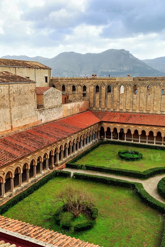Famous Benedictine monastery cloister, courtyard garden, Norman architecture, Monreale Cathedral, Santa Maria Nuova, Norman architecture, Monreale, Sicily, southern Italy, Italy