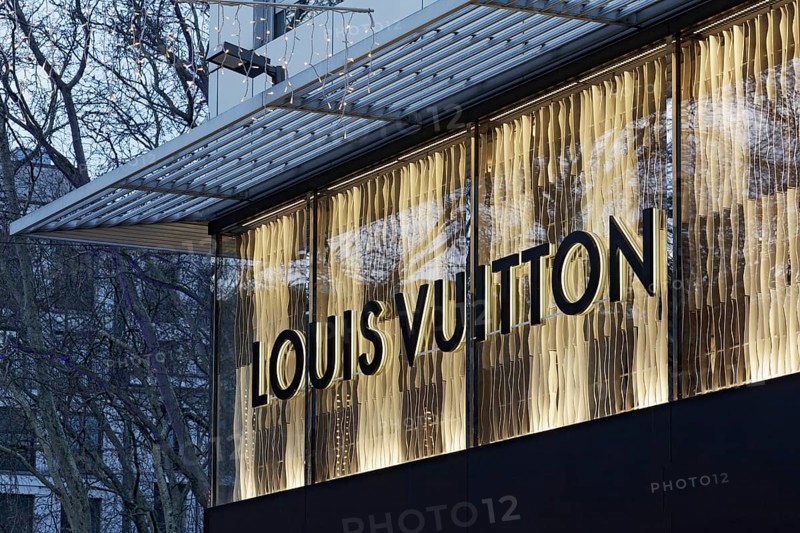Louis Vuitton logo on illuminated façade, Louis Vuitton boutique an der Kö, luxury shopping, Düsseldorf, North Rhine-Westphalia, Germany