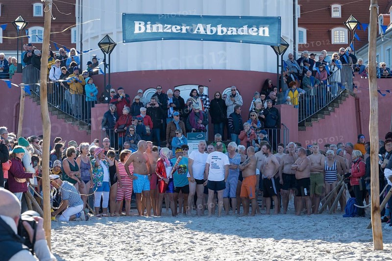Tourists waiting in front of the spa hotel to bathe, swimmers ready to start in the water, tourist attraction Binzer Abbaden, Binz, seaside resort, Rügen island, Mecklenburg-Western Pomerania, Germany