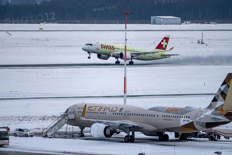 The onset of winter in North Rhine-Westphalia, flight operations are maintained at Düsseldorf Airport with great effort, North Rhine-Westphalia, Germany