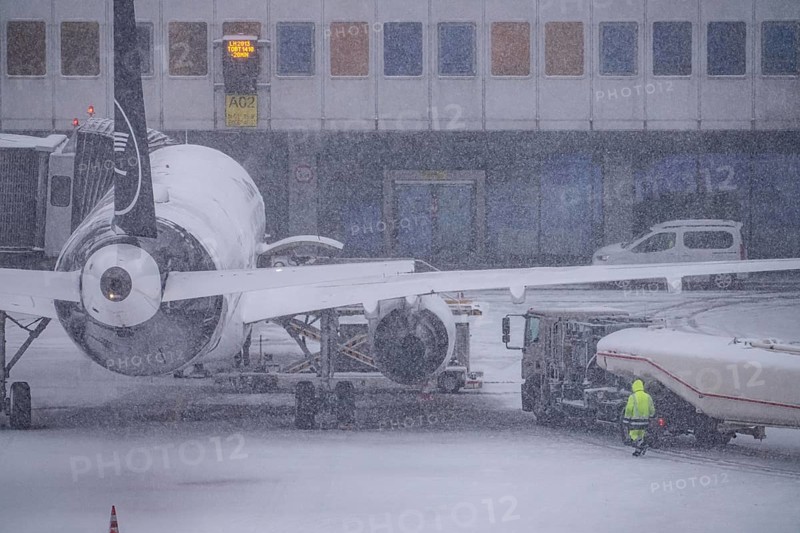 The onset of winter in North Rhine-Westphalia, flight operations are maintained at Düsseldorf Airport with great effort, North Rhine-Westphalia, Germany