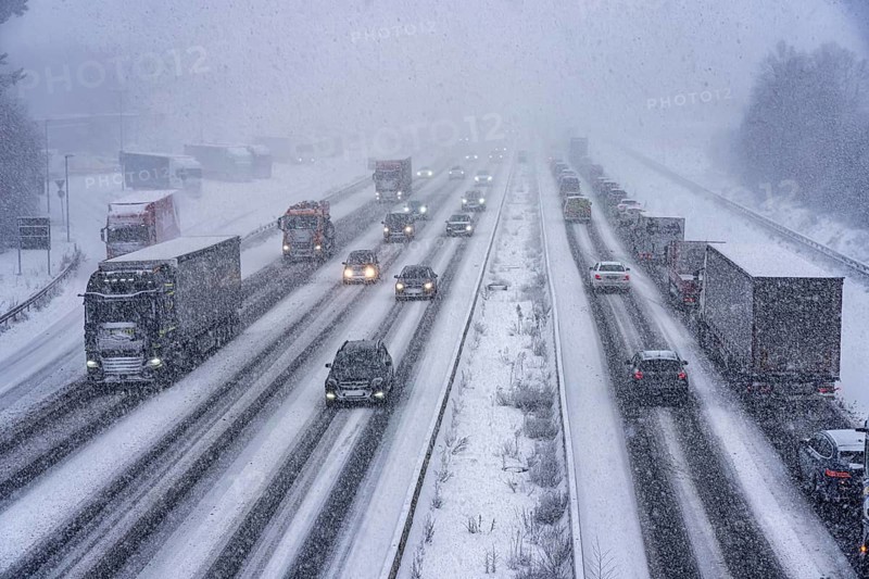 The onset of winter in North Rhine-Westphalia, heavy snowfall, A3 motorway near Hilden, near Ohligser Heide rest area, snow-covered roads, traffic is sometimes just slowing down, North Rhine-Westphalia, Germany