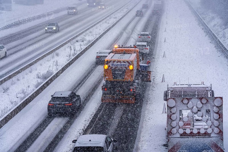 The onset of winter in North Rhine-Westphalia, heavy snowfall, A3 motorway near Hilden, near Ohligser Heide rest area, snow-covered roads, winter service at the motorway maintenance department with clearing vehicles, traffic is sometimes just stalling, North Rhine-Westphalia, Germany