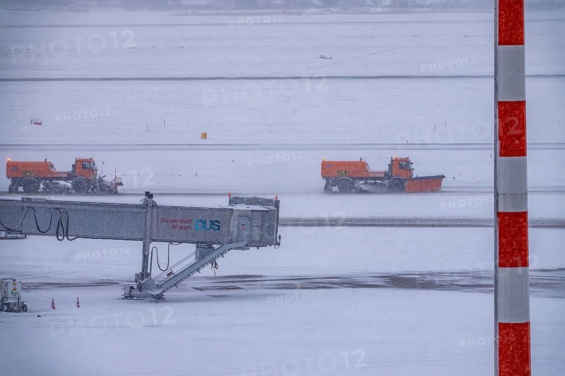 The onset of winter in North Rhine-Westphalia, flight operations were maintained at Düsseldorf airport with great effort, taxiways, runway were freed from snow and ice with many clearing vehicles, aircraft were de-iced in front of takeoff, North Rhine-Westphalia, Germany