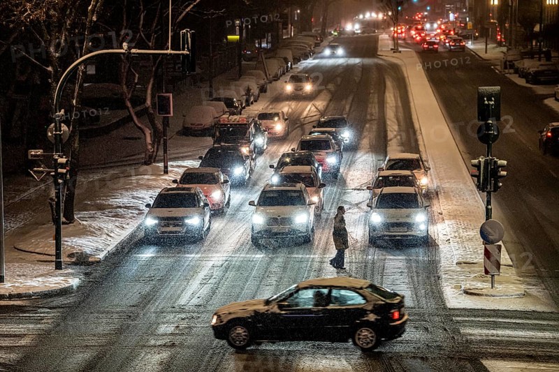 Winter weather, blowing snow, inner-city traffic, Alfredstraße, B224, in Essen, North Rhine-Westphalia, Germany