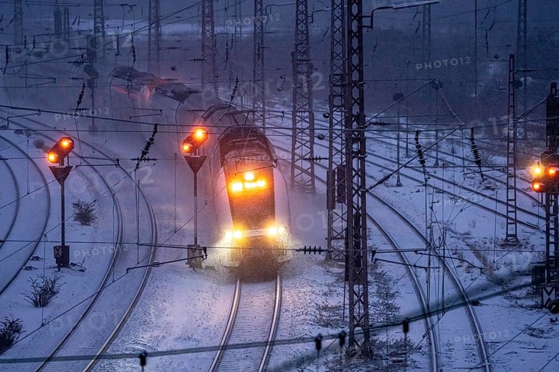 Winter weather, snowfall, RRX, Rhine-Ruhr Express, regional traffic, on the route east, in front of Essen main station, regional transport North Rhine-Westphalia, Germany