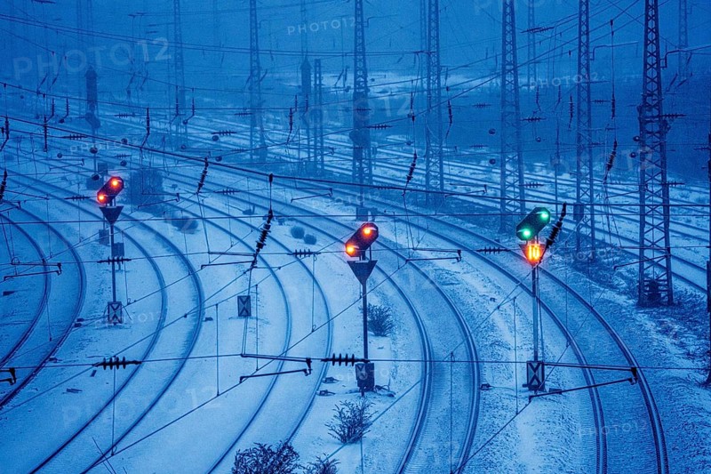 Winter weather, snowfall, signals, on the route east, in front of Essen main station, regional transport in North Rhine-Westphalia, Germany