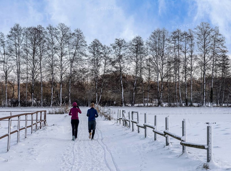 Athletes in winter in the midst of fields and fields in Berlin Lübars, Reinickendorf District, Germany