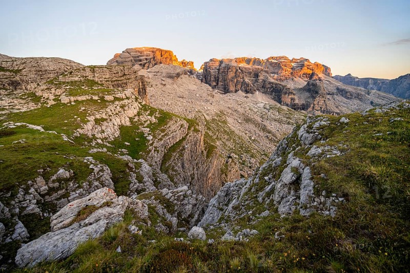 View of rocky mountain peaks of the Brenta Mountains at sunset, Alpenglühen, mountain landscape on the Grosté Plateau, Brenta, Parco Naturale Brenta-Adamello, Trentino, Italy
