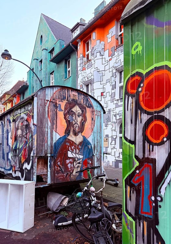 Kiefernstraße with street art and artistically designed construction trailer and street art from the left-wing alternative scene, Flingern, Düsseldorf, North Rhine-Westphalia, Germany