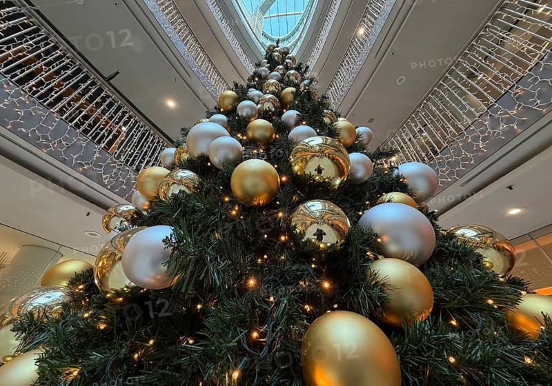 Stilwerk Düsseldorf, interior view, Christmassy decorated elliptical atrium with surrounding galleries in five sales floors, Germany
