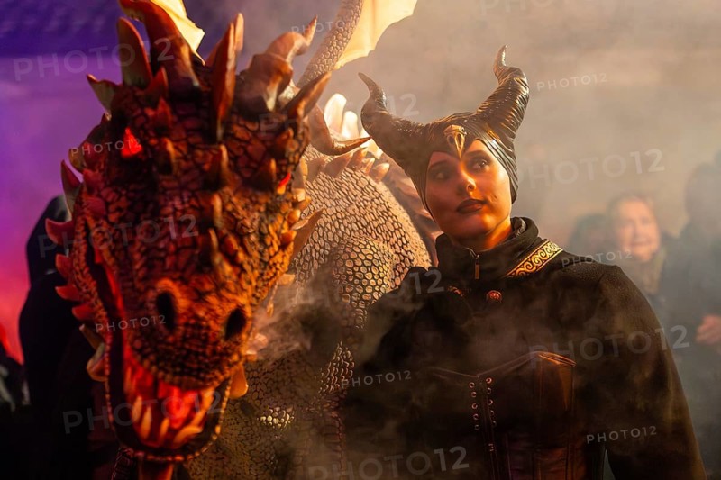 Teufelin, woman with horns with dragon, fog, murmurs, winter, Waldburg Castle, Allgäu, Baden-Württemberg, Germany