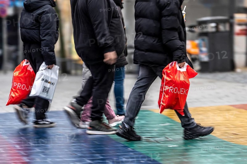 Pedestrian zone, passers-by hurrying, shopping between the years, exchanging, shopping bags, Kettwiger Straße, Essen, North Rhine-Westphalia, Germany