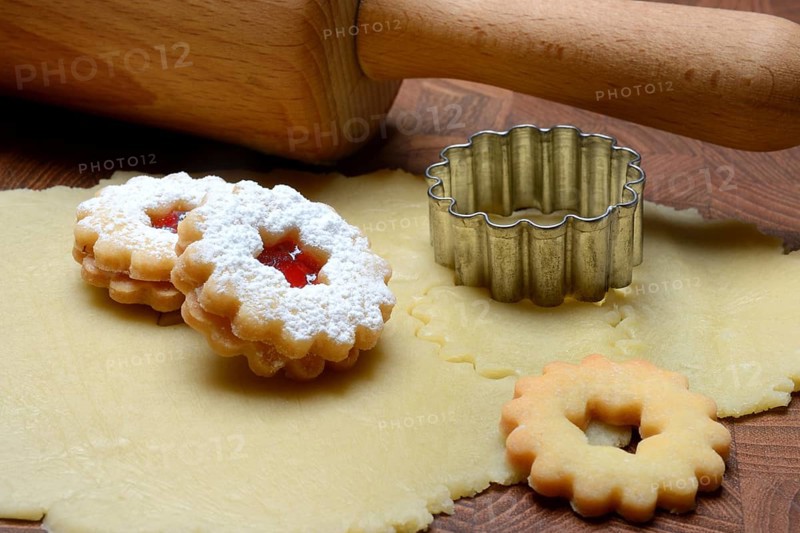 Cut out cookies with cookie mold, rogue and wallholz