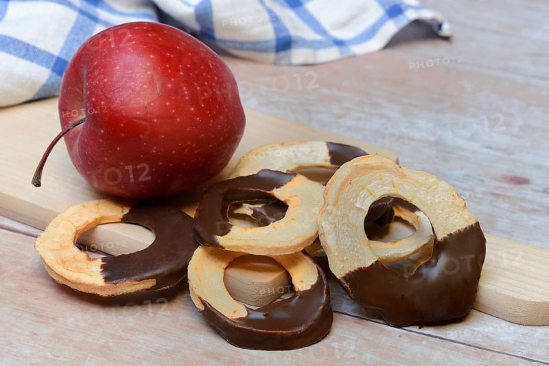 Apple rings, coated with chocolate, dried fruit