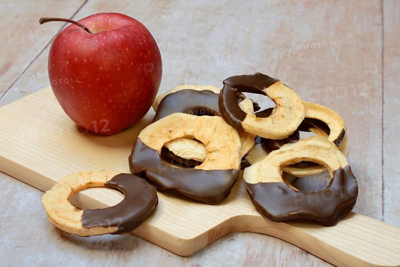 Apple rings, coated with chocolate, dried fruit
