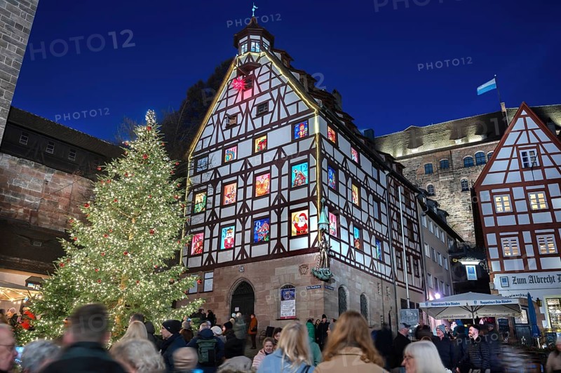 Christmassy illuminated square with the historic Pilate House with advent calendar, in the evening lighting, the Kaiserburg in the back, Beim Tiergärtnertor, Nuremberg, Middle Franconia, Bavaria, Germany