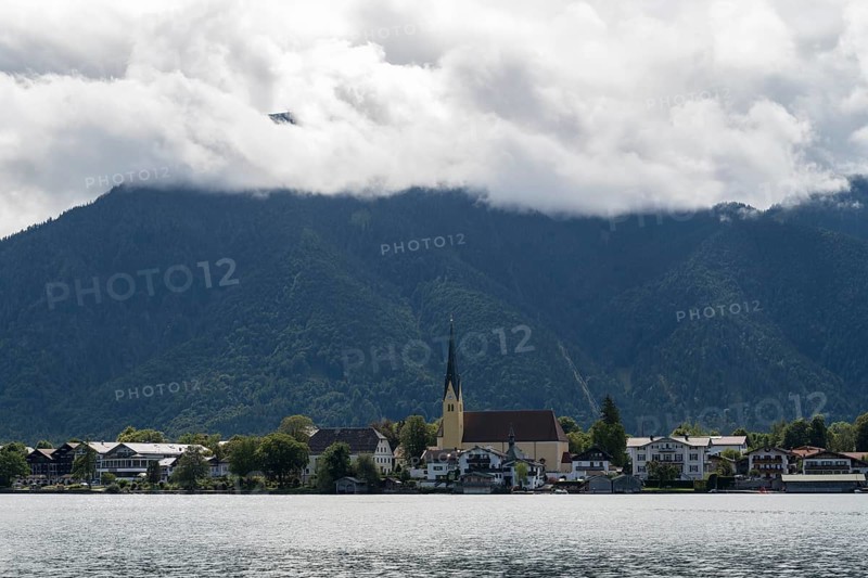View from the Point peninsula of the district of Egern, parish church of St. Lawrence, behind Wallberg with clouds, Tegernsee, Rottach-Egern, Upper Bavaria, Bavaria, Germany