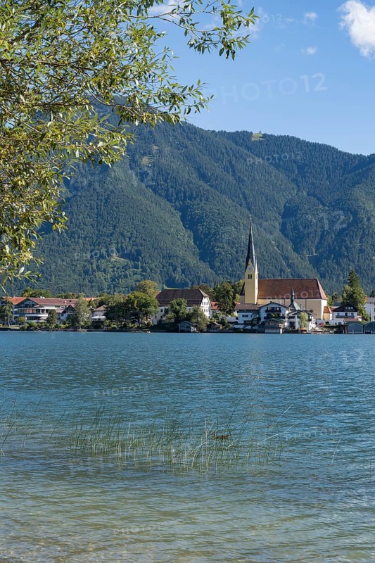 View from Point of the village with the parish church of St. Lawrence, behind Wallberg, Rottach-Egern, Upper Bavaria, Bavaria, Germany
