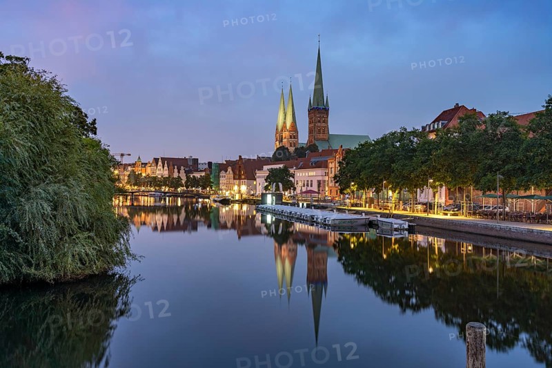 Old town with St. Mary's Church and St. Peter's Church and the Trave at dusk, Lübeck, Schleswig-Holstein, Germany