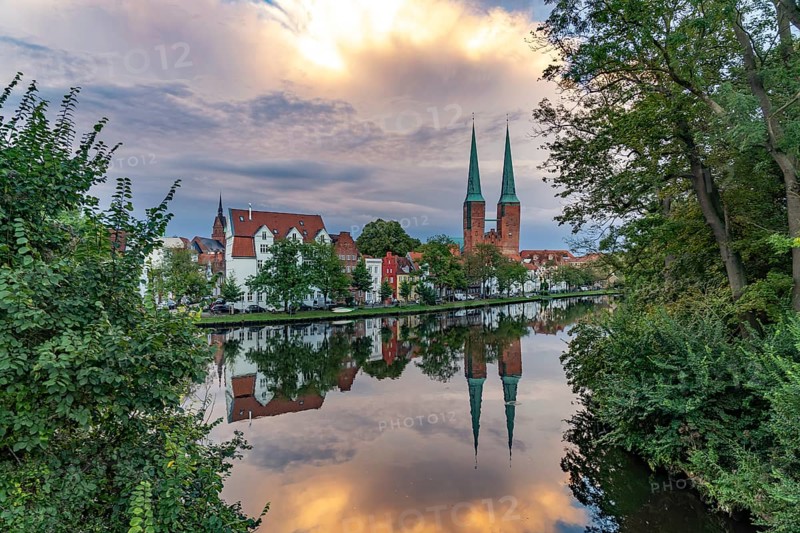 Old town with Lübeck Cathedral and Trave at dusk, Lübeck, Schleswig-Holstein, Germany