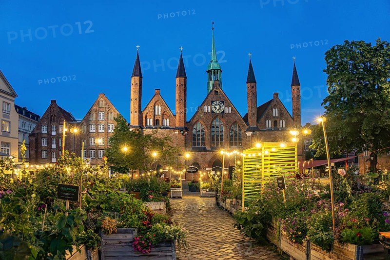 Bürgergärten am Geibelplatz and Heiligen-Geist-Hospital at dusk, Hanseatic City of Lübeck, Schleswig-Holstein, Germany