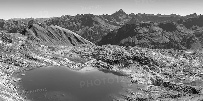 Mountain panorama over Laufbichlsee, behind it the Hochvogel, 2592m, Allgäu Alps, Allgäu, Bavaria, Germany