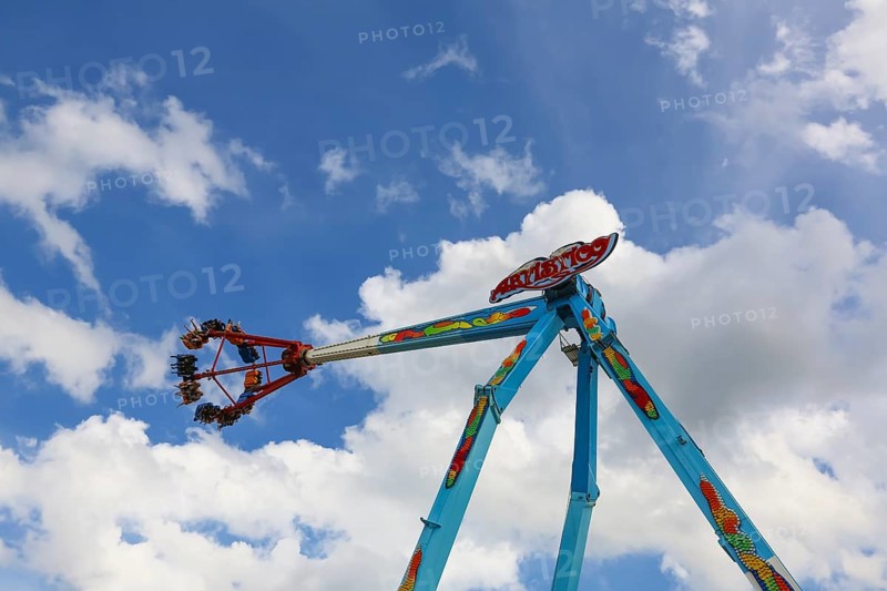 Fairground in Ulm Friedrichsau, folk festival, hustle and bustle, amusement park, amusement attraction, ride, blue sky, clouds, artistico the largest transportable swing in the world, Ulm, Baden-Württemberg, Germany