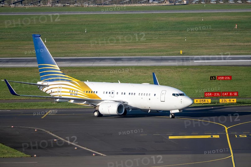 Boeing 737-700 BBJ, Royal Jet, airline from the United Arab Emirates based in Abu Dhabi, luxurious charter plane commutes between the UAE and Europe, Düsseldorf Airport, DUS