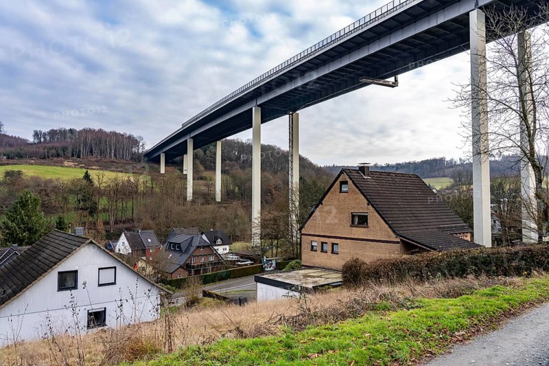 The Wiehl Valley Bridge, A4 motorway, the motorway bridge is considered extremely dilapidated, there is massive damage to the road plate and the main structure of the bridge, traffic only rolls in one lane in each direction, trucks are still allowed to drive there with a maximum of 44t and must keep a minimum distance of 50 meters, there is a risk of full closure, the bridge is 700 meters long, built in 1970, in Bergisches Land, near Weierberg Shagen, belongs to the city of Wiehl, North Rhine-Westphalia, Germany