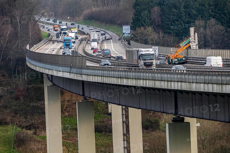 The Wiehl Valley Bridge, A4 motorway, the motorway bridge is considered extremely dilapidated, there is massive damage to the road plate and the main structure of the bridge, repair work below the bridge, traffic only rolls in one lane in each direction, trucks are still allowed to drive there with a maximum of 44 t and must keep a minimum distance of 50 meters, there is a risk of full closure, the bridge is 700 meters long, built in 1970, in Bergische Land, near Weiershagen, belongs to the city of Wiehl, North Rhine-Westphalia, Germany