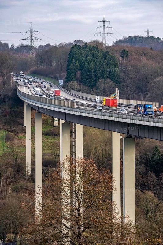 The Wiehl Valley Bridge, A4 motorway, the motorway bridge is considered extremely dilapidated, there is massive damage to the road plate and the main structure of the bridge, repair work below the bridge, traffic only rolls in one lane in each direction, trucks are still allowed to drive there with a maximum of 44 t and must keep a minimum distance of 50 meters, there is a risk of full closure, the bridge is 700 meters long, built in 1970, in Bergische Land, near Weiershagen, belongs to the city of Wiehl, North Rhine-Westphalia, Germany