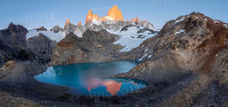 Laguna de los Tres, sunrise, alpine glow, glaciers and glaciers Lake de los Tres, mountains and peaks of Monte Fitz Roy, Cerro Chalten, Los Glaciares National Park, Patagonia, Santa Cruz Province, Argentina