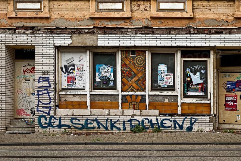 Decaying façade smeared with graffiti, scrap property in a difficult district, Gelsenkirchen, Ruhr area, North Rhine-Westphalia, Germany