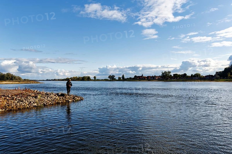 Anglers on the riverbank, river landscape near Bitter, Neuhaus district, Elbe floodplain in Lower Saxony, Germany