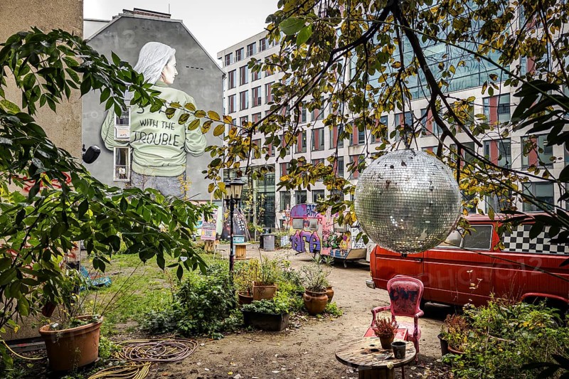Trendy district with graffiti and installations in the Gängeviertel, Neustadt, Hamburg