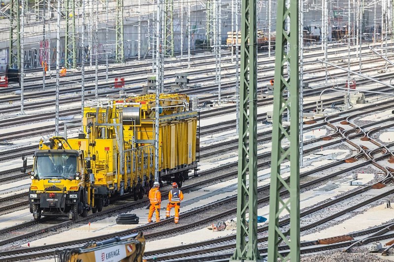 Rail construction crews with a work train. New parking station in Untertürkheim. As part of Stuttgart 21, train traffic is being reorganized. Among other things, 33 sidings are being built. Critical rail infrastructure with railroad tracks and overhead lines. Symbolic photo. Stuttgart, Baden-Württemberg, Germany