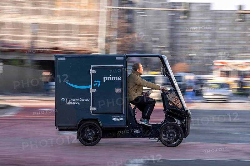 E-cargo bike, e-cargo bike delivery vehicle, pedal drives with e-motor assistance, from the mail-order company Amazon, from a micromobility center near Alexanderplatz, the electric mini transporters in the inner city area deliver over 1.5 million parcels annually, the manufacturer of the e-cargo bikes is the German company Mubea, from Sauerland, Germany