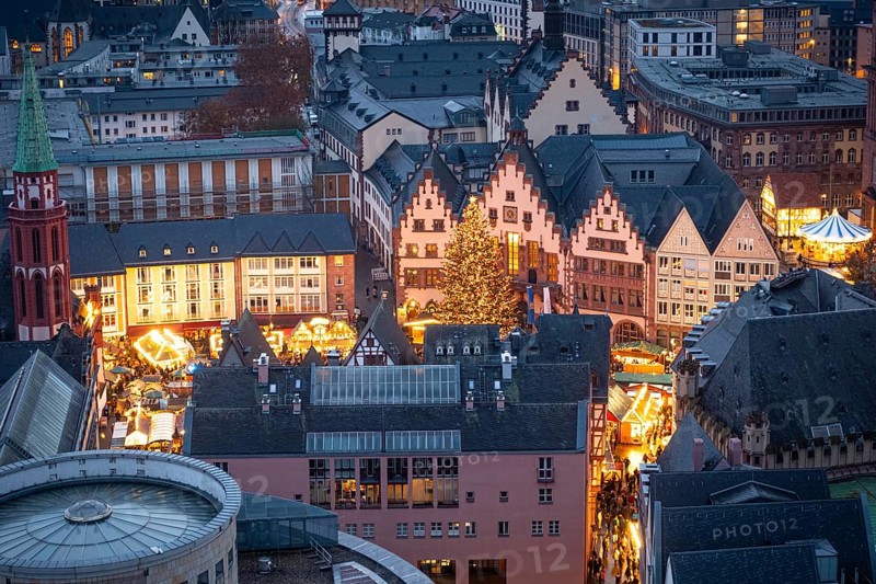 The lights of the Frankfurt Christmas market are shining on the Römerberg in downtown Frankfurt am Main, Römerberg, Frankfurt am Main, Hesse, Germany