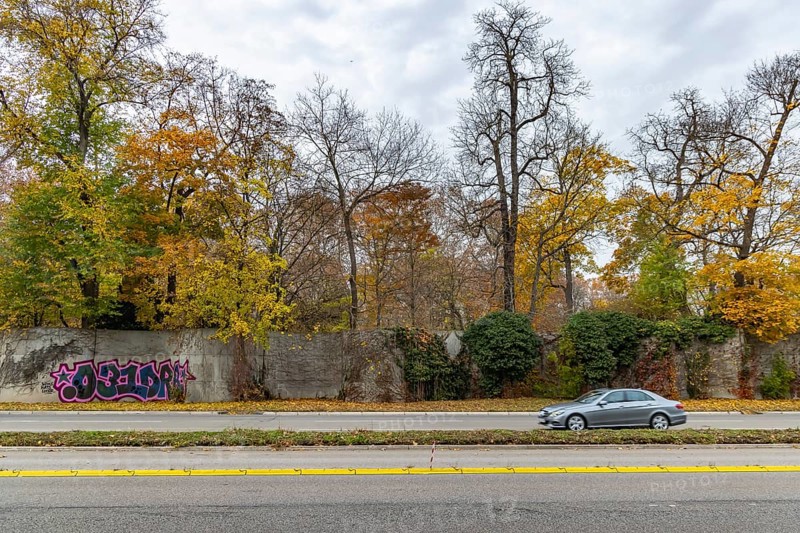 Cannstatter Straße in Stuttgart, federal road B14. The city wants to dismantle the six-lane road and enlarge the neighboring castle garden. But the dividing wall is a listed building. Stuttgart, Baden-Württemberg, Germany
